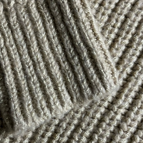 LOFT V-Neck Oversized Side Slits
Ribbed Trim Beige Shimmer Pullover
Sweater Sz M - Picture 7 of 11